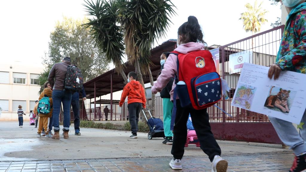 Un grupo de niños entrando al colegio.