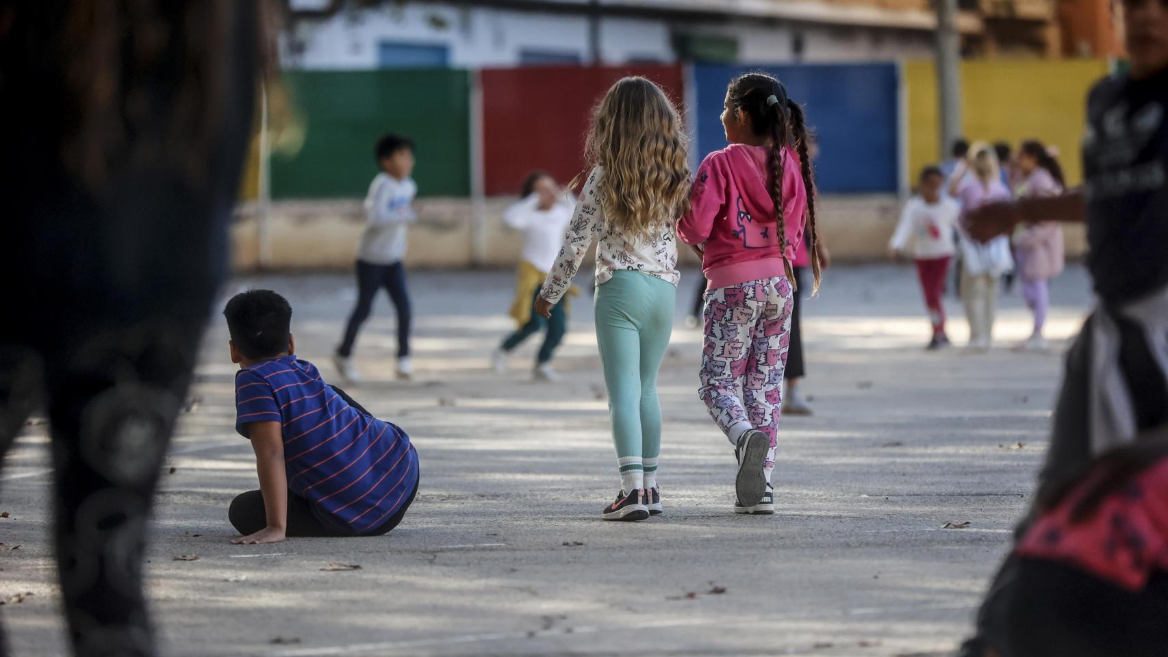 Unas niñas jugando en el recreo.