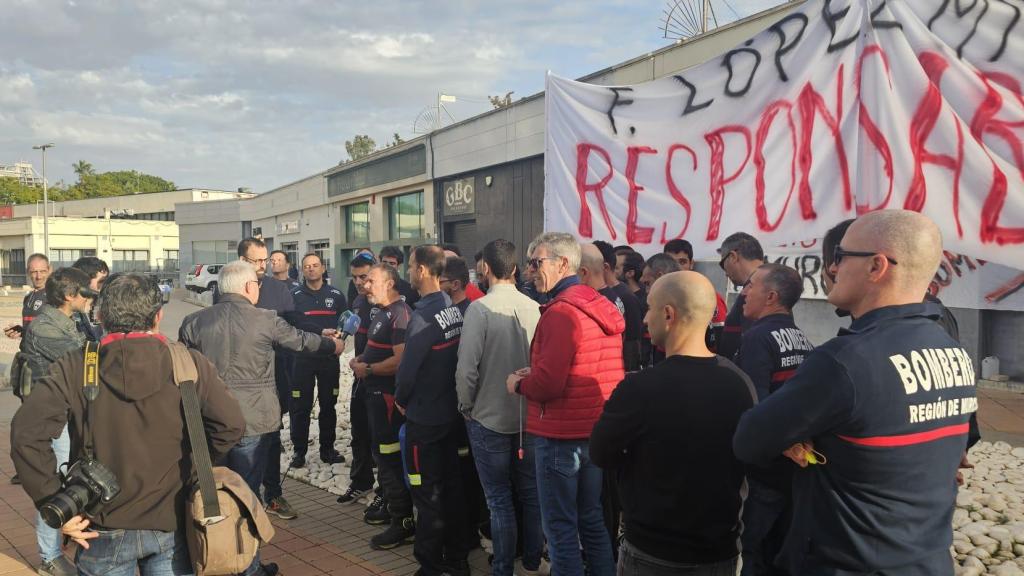 Miembros del CEIS atienden a los medios durante la movilización de este martes.