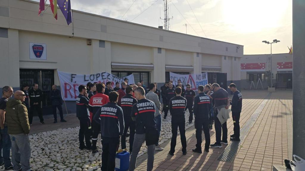 Bomberos despliegan pancartas en la sede del CEIS durante la movilización de este martes.