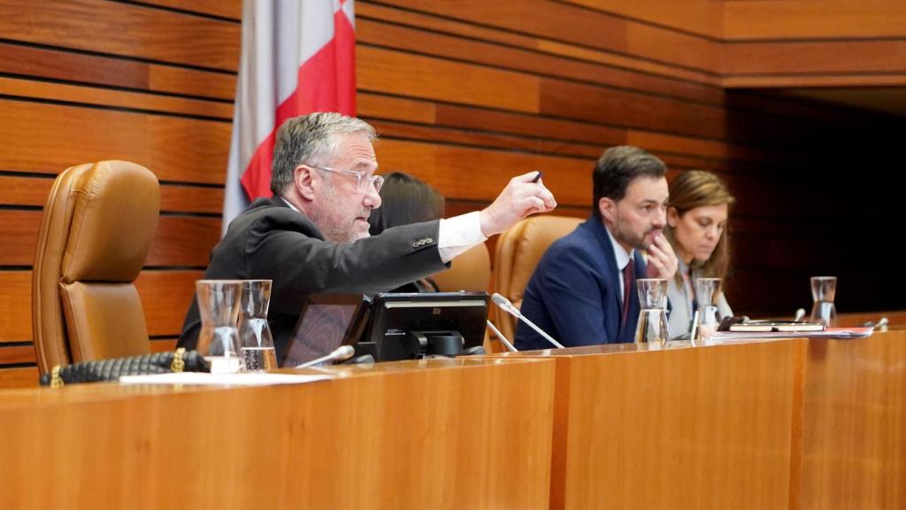 El presidente de las Cortes, Carlos Pollán, durante su intervención