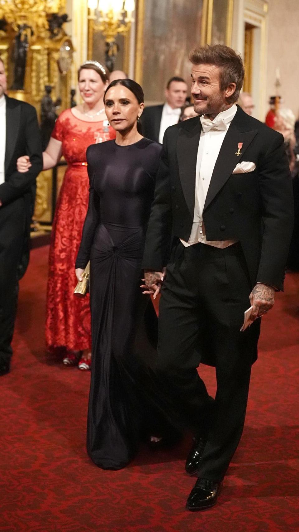 Los estilismos de David y Victoria Beckham en Buckingham.