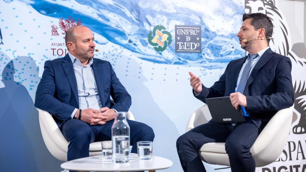 Antonio Gutiérrez, delegado de Aqualia en la provincia de Ciudad Real, junto al director de EL ESPAÑOL - EL DIGITAL CLM.