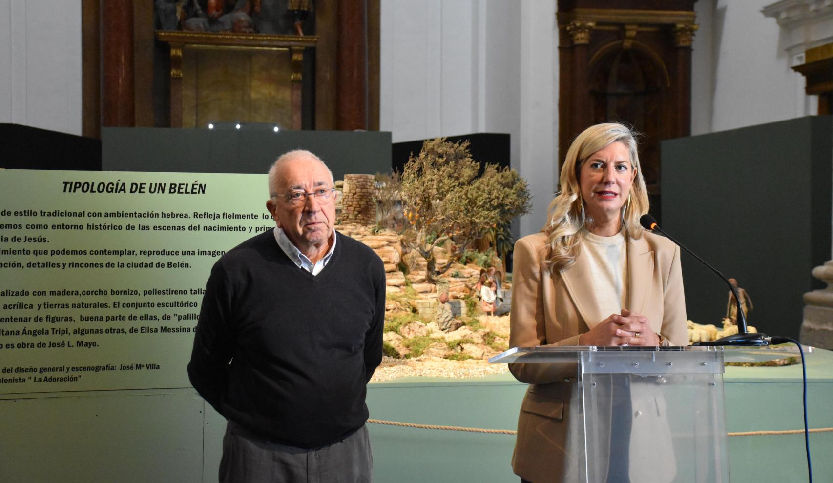 La concejala de Educación y Cultura, Irene Carvajal, y el belenista José María Villa presentando 'Tiempo de belenes. Expresión de un arte colectivo'