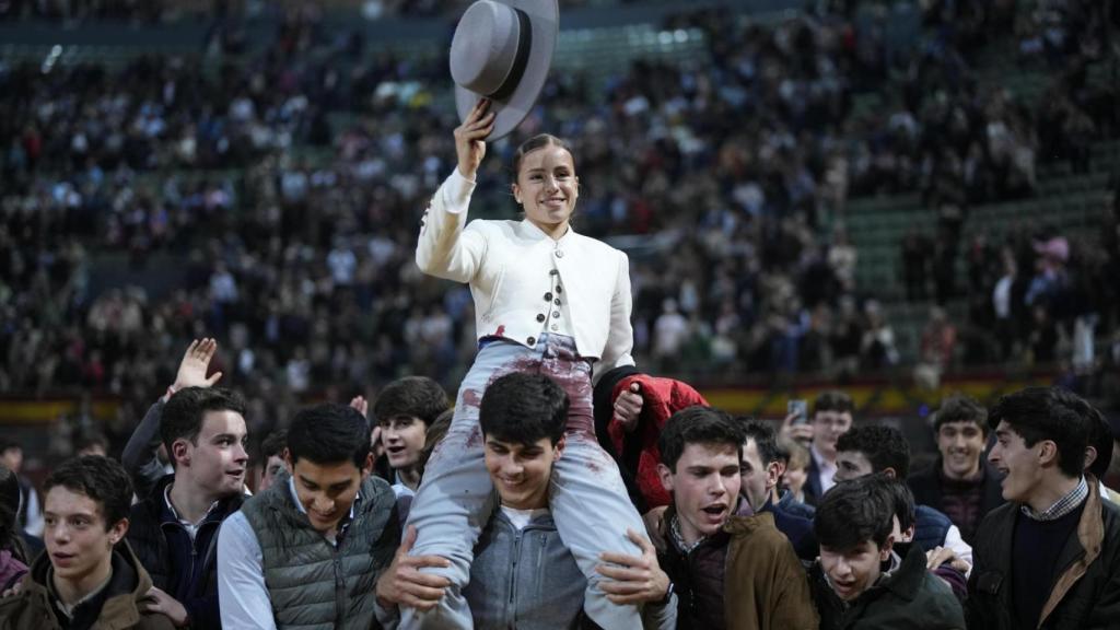 La novillera Olga Casado saliendo a hombros de la corrida de Vistalegre.