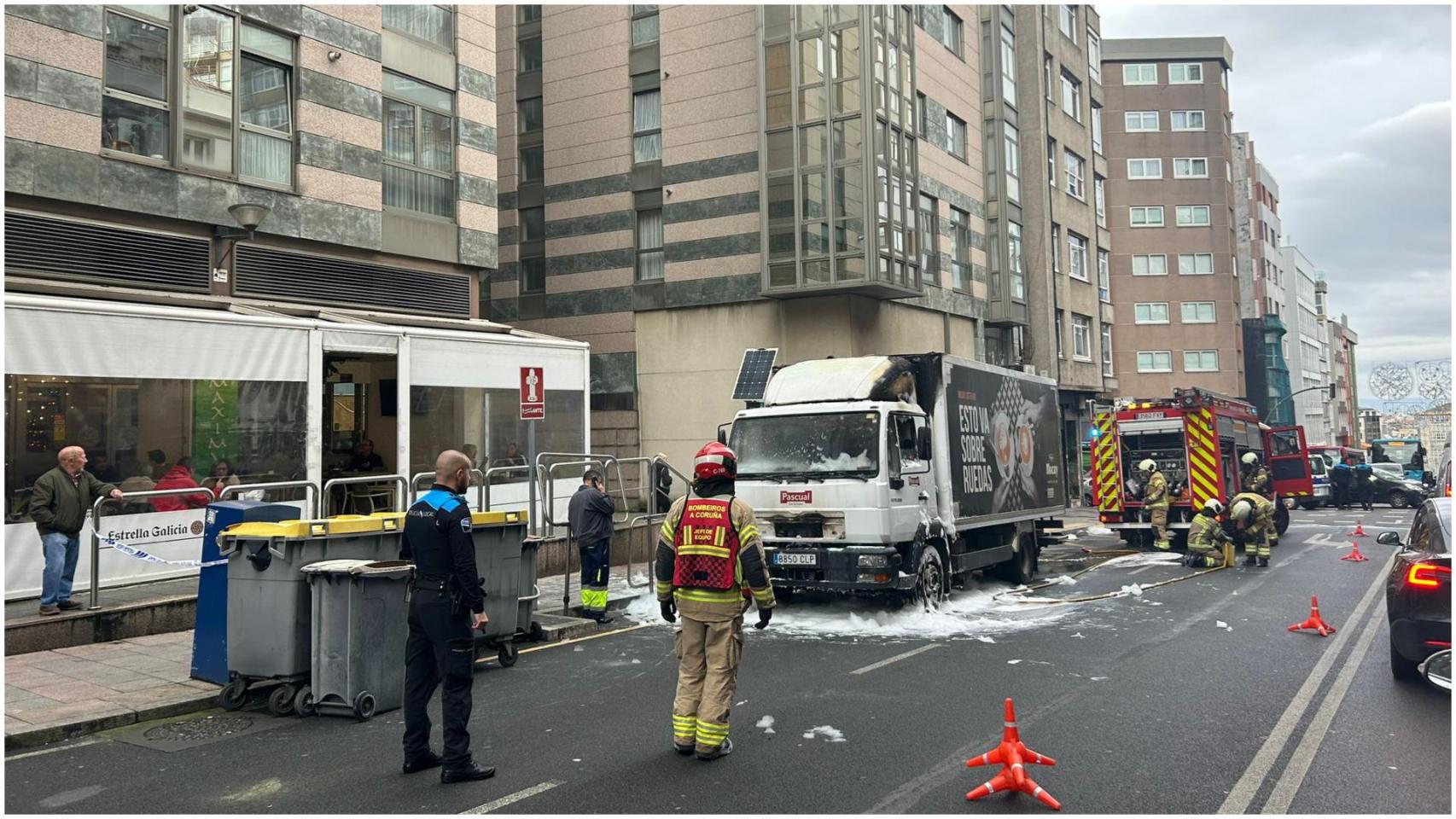 Imagen del camión que ha ardido en la avenida Finisterre