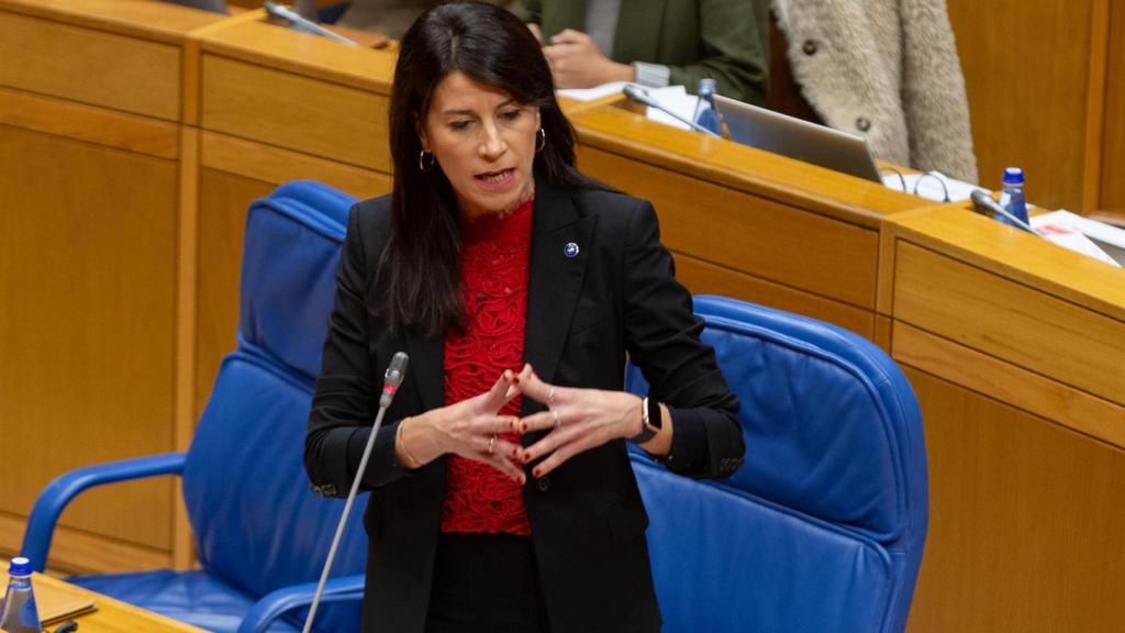 La conselleira de Vivenda e Planificación de Infraestruturas, María Martínez Allegue, en el pleno del Parlamento gallego.