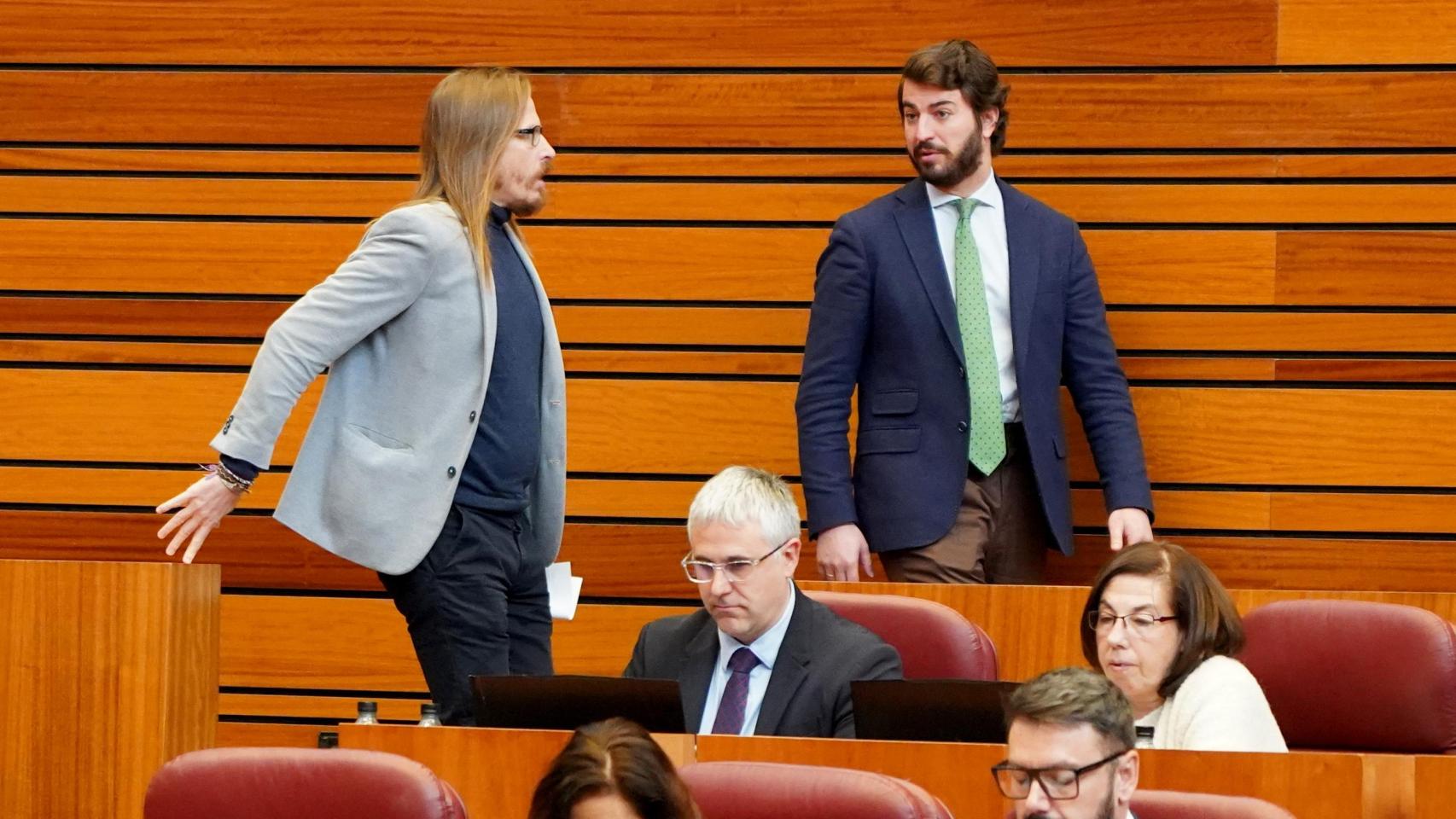 El portavoz de Unidas Podemos, Pablo Fernández, conversa con el portavoz de Vox, Juan García-Gallardo, durante el pleno de las Cortes de este miércoles