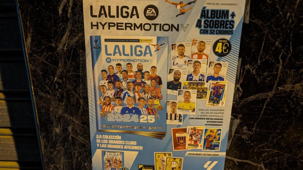 La colección de la Liga Hypermotion está anunciada en las calles de Málaga.