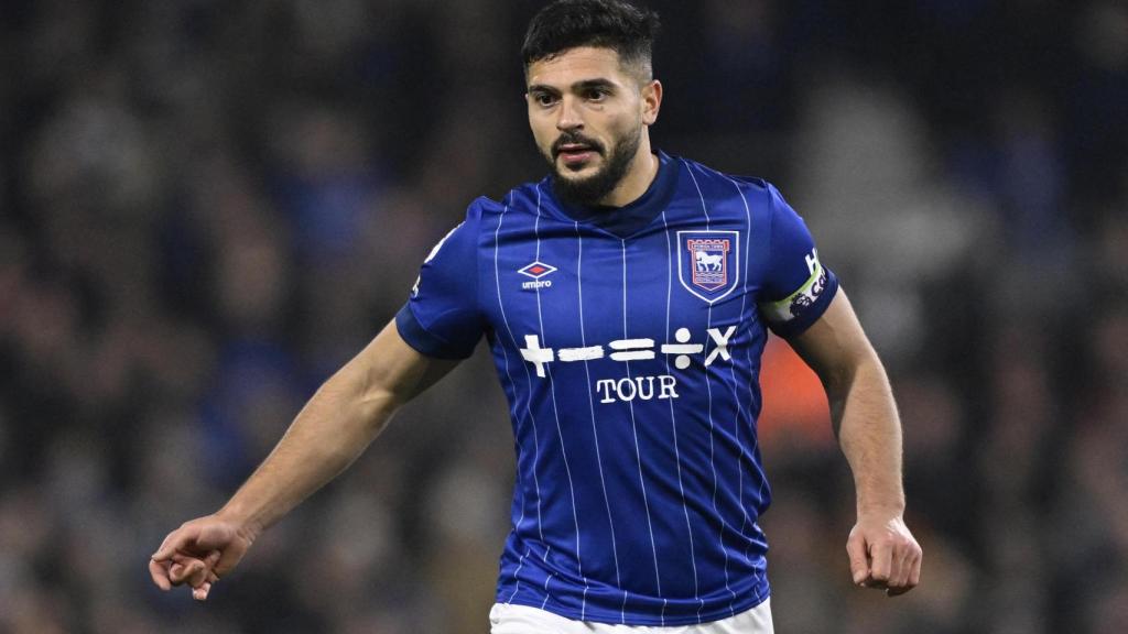 Sam Morsy, capitán del Ipswich Town, en el partido frente al Crystal Palace sin el brazalete arcoíris