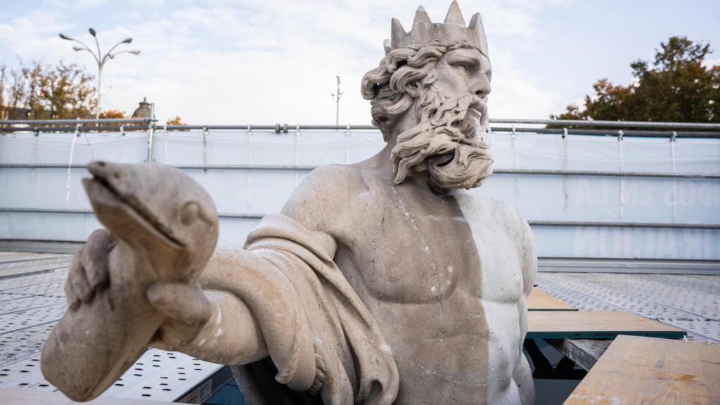 La estatua de Neptuno en proceso de restauración.