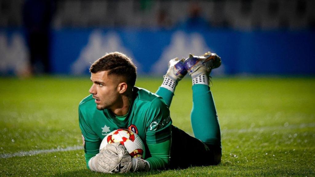 Pol Ballesté atrapa el balón durante el partido ante el Sabadell.