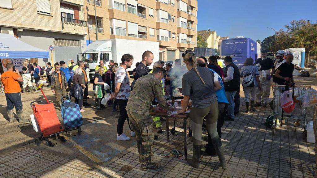 Voluntarios de Inmoadal en una barbacoa para los vecinos de Paiporta.