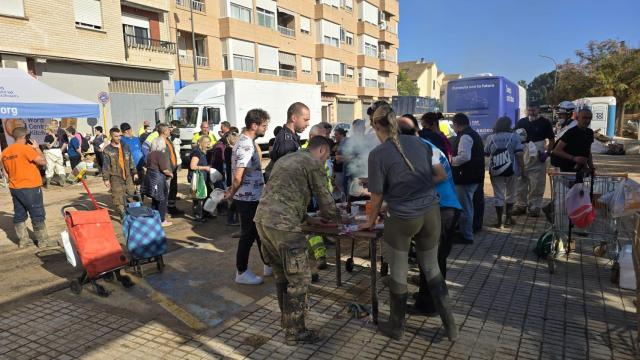 Voluntarios de Inmoadal en una barbacoa para los vecinos de Paiporta.