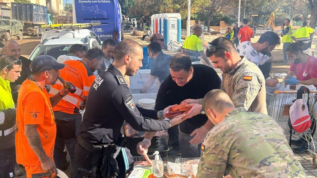 Voluntarios y militares ayudan tras el desastre de la DANA.