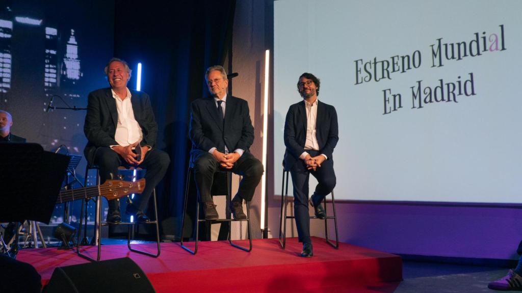 De izquierda a derecha, el guionista y productor José Ignacio Salmerón; Sean Hepburn Ferrer, hijo de Audrey; y el compositor Fernando Velázquez, en la presentación del musical 'Buscando a Audrey', este miércoles.