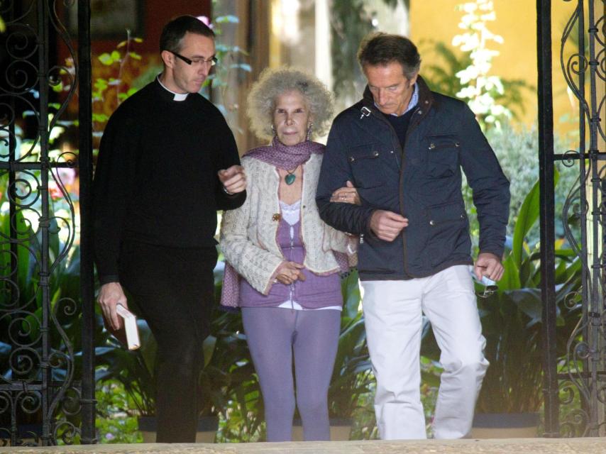 Cayetana de Alba junto a su último marido, Alfonso, paseando por el Palacio de Dueñas.