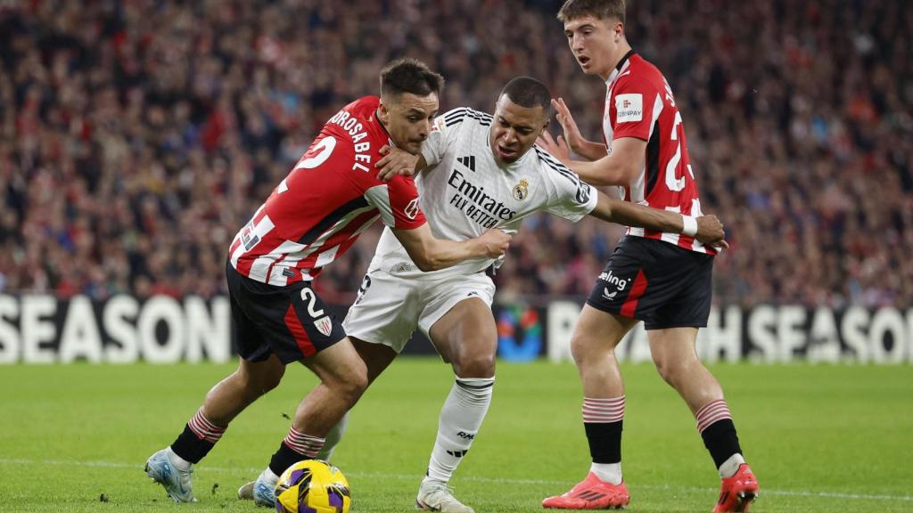 Mbappé presionado por Gorosabel en el partido.