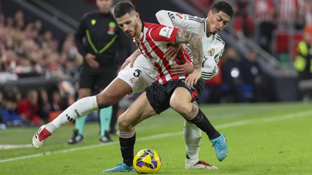 Bellingham y Oihan Sancet se disputan el balón durante el partido.