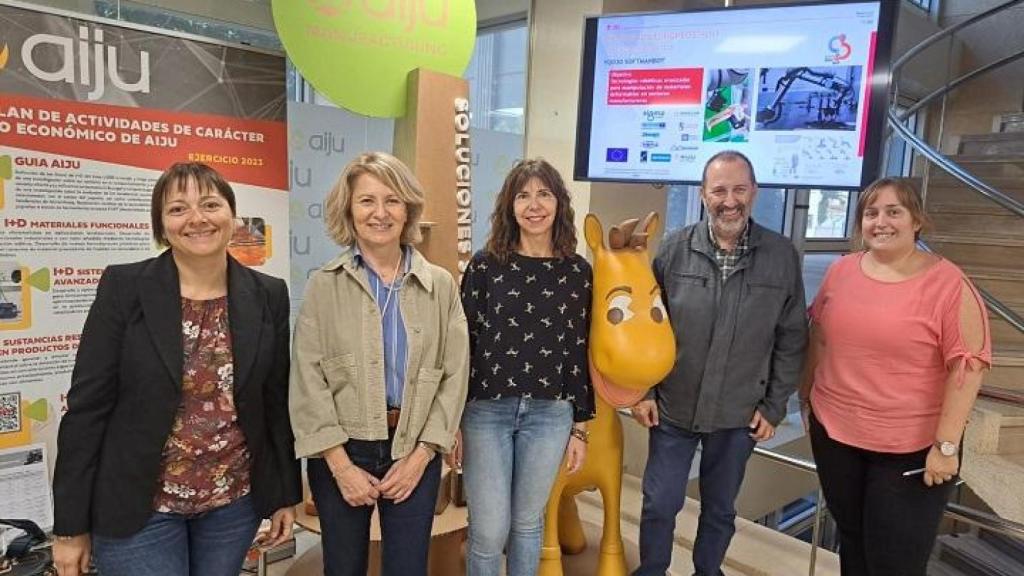 La presentación del proyecto de la Universidad de Alicante con Aiju.