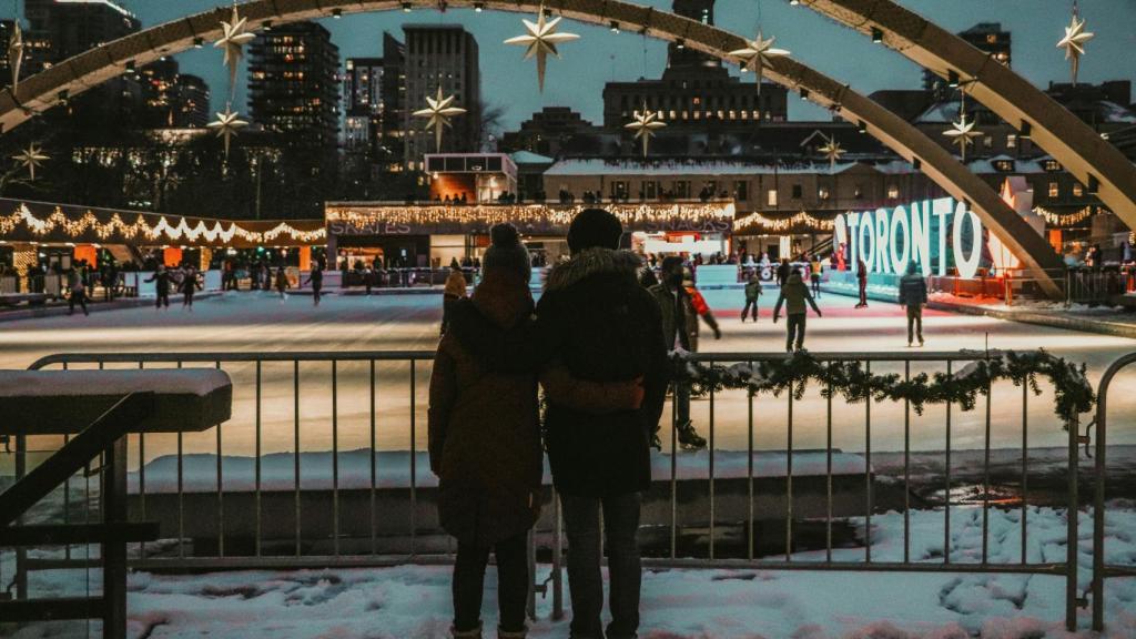 Una pareja delante de una pista de hielo, en una imagen de archivo.