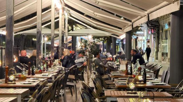 Una terraza en la Explanada de Alicante este diciembre.