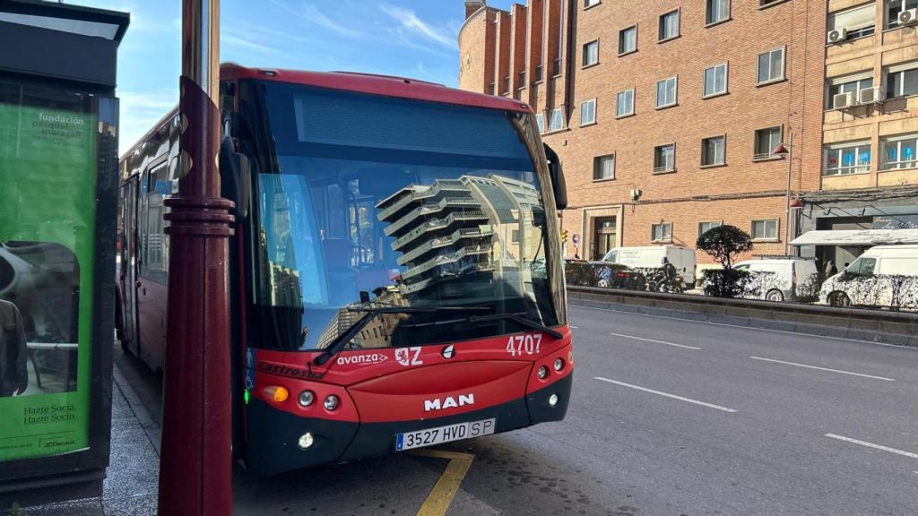 Un autobús urbano de Zaragoza en la puerta del Carmen de la ciudad.