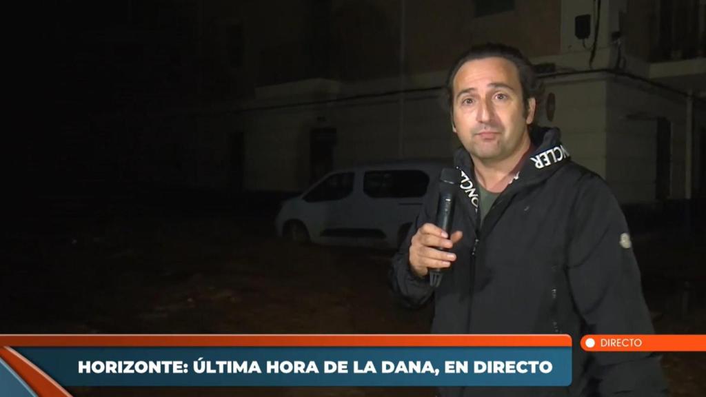 Iker Jiménez, durante la emisión de 'Horizonte' el pasado 31 de octubre, desde las calles de Paiporta..