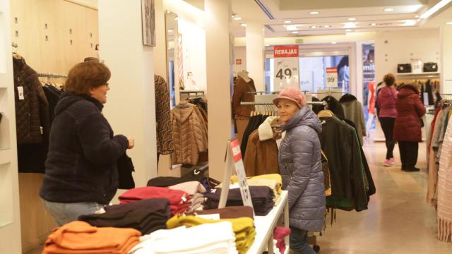 Unas clientas en el interior de un comercio en rebajas