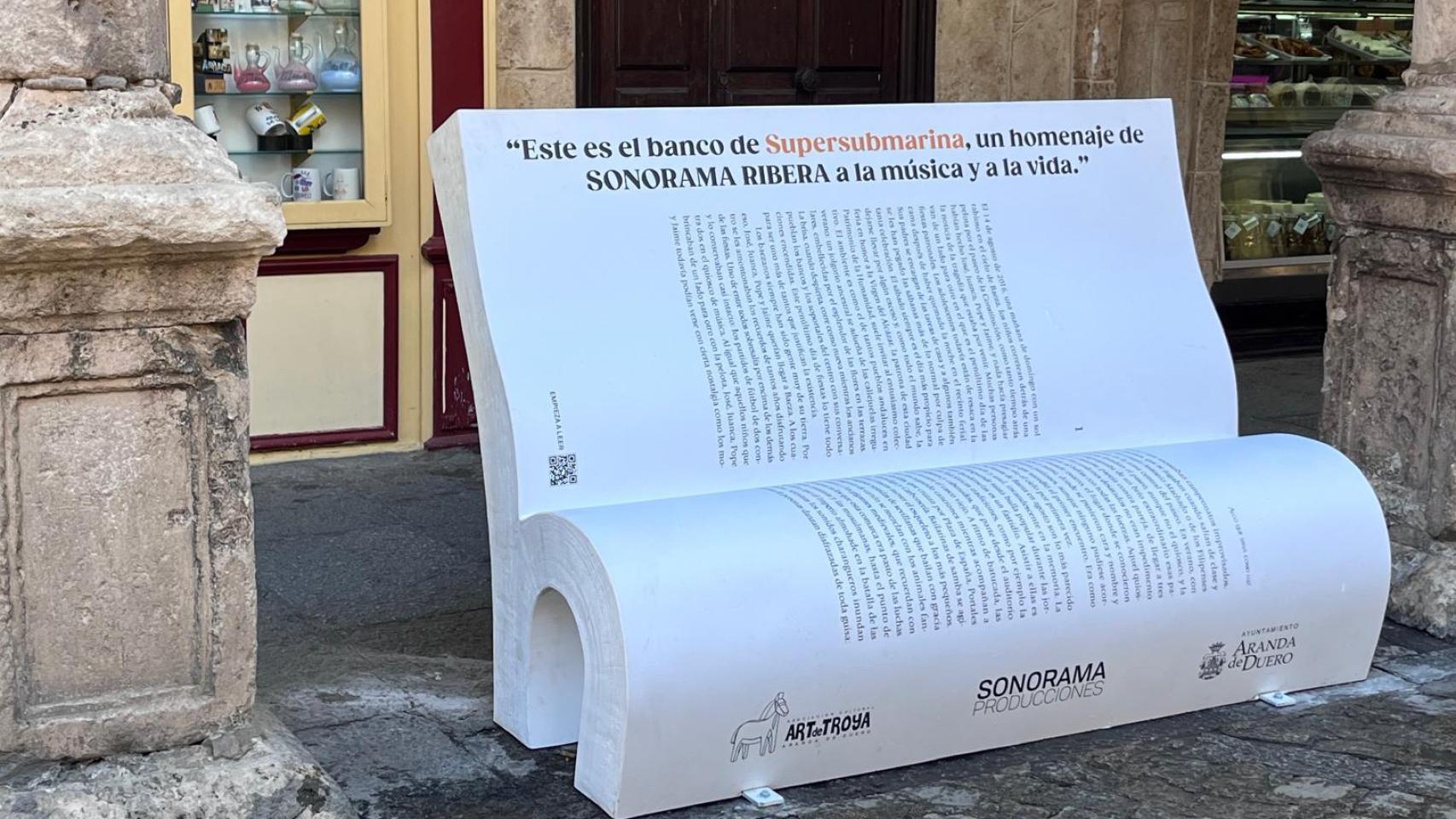 El banco-libro instalado en la Plaza del Trigo