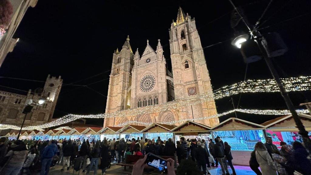 El espectacular mercado navideño de León, junto a la Catedral