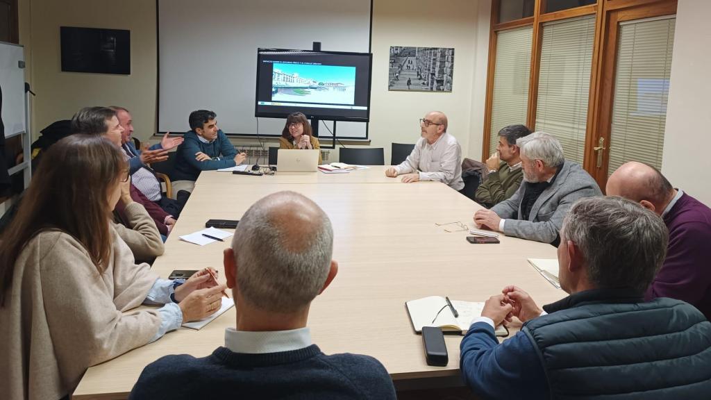 Reunión del Ayuntamiento de Segovia con diferentes colectivos para presentar el borrador del proyecto del Centro de Interpretación del Acueducto