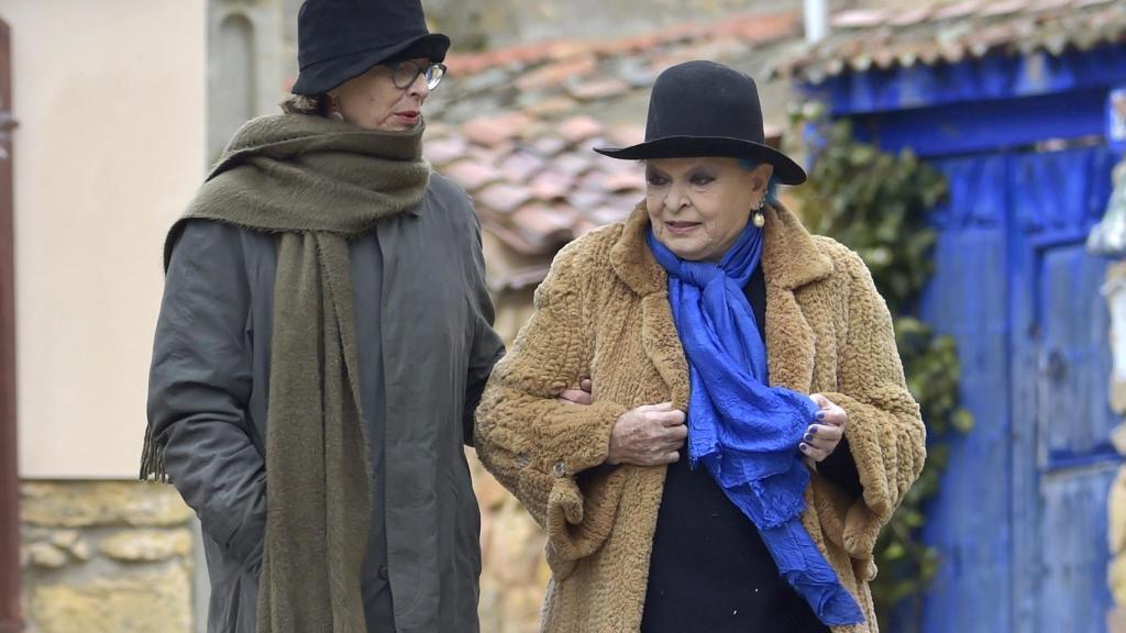 Lucía Bosé en las inmediaciones de la 'casa azul' junto a Paola Dominguín.