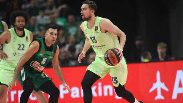 Tomas Satoransky conduce el balón en el partido ante Panathinaikos.