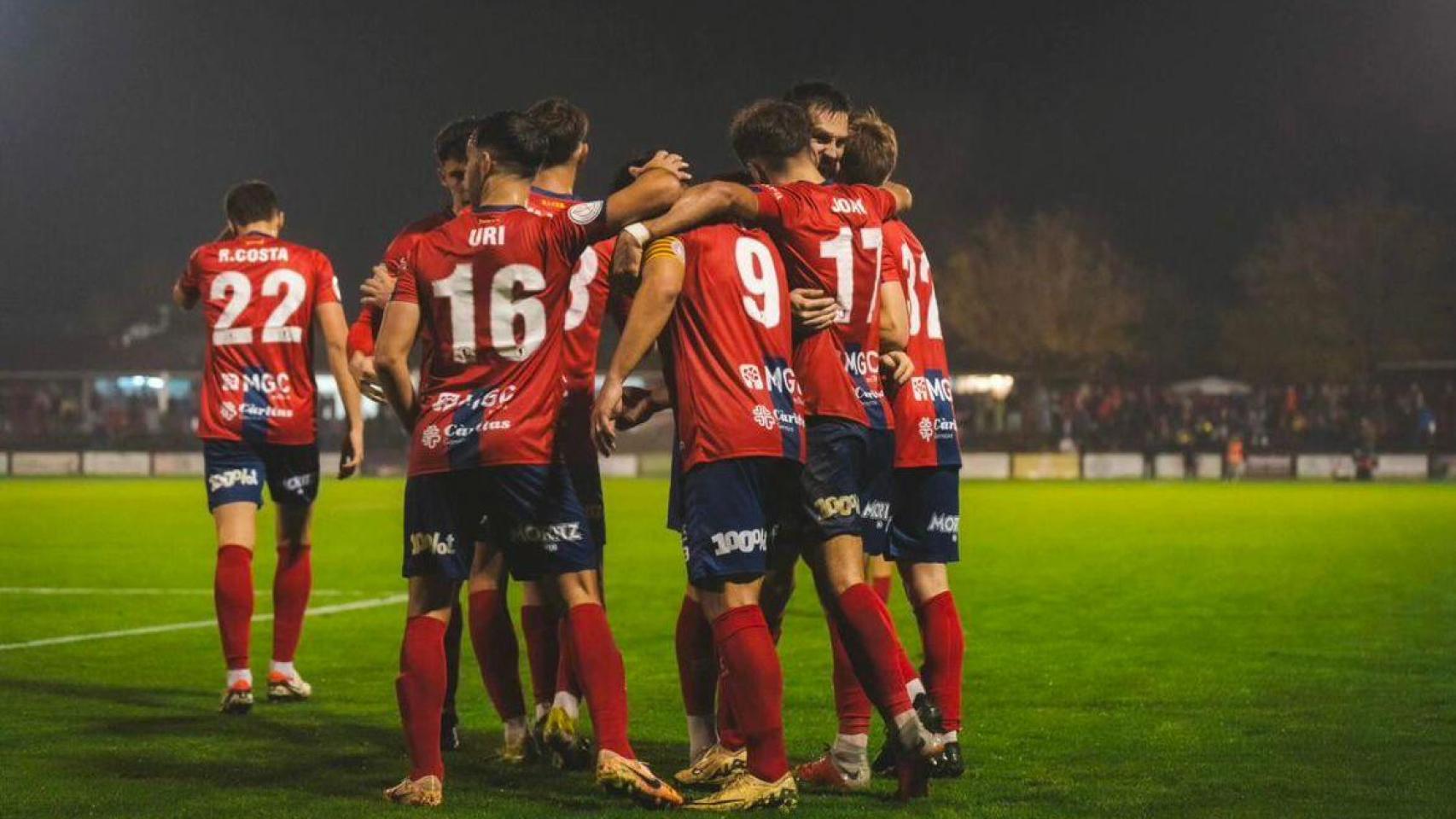 Los jugadores de la UE Olot celebran un gol en un partido de esta temporada.