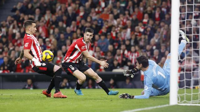 El delantero del Athletic Club Alejandro Berenguer (i) controla el balón para marcar su gol.