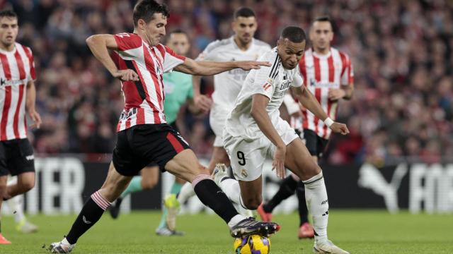 Mbappé trata de irse de Vivian durante el partido en San Mamés.