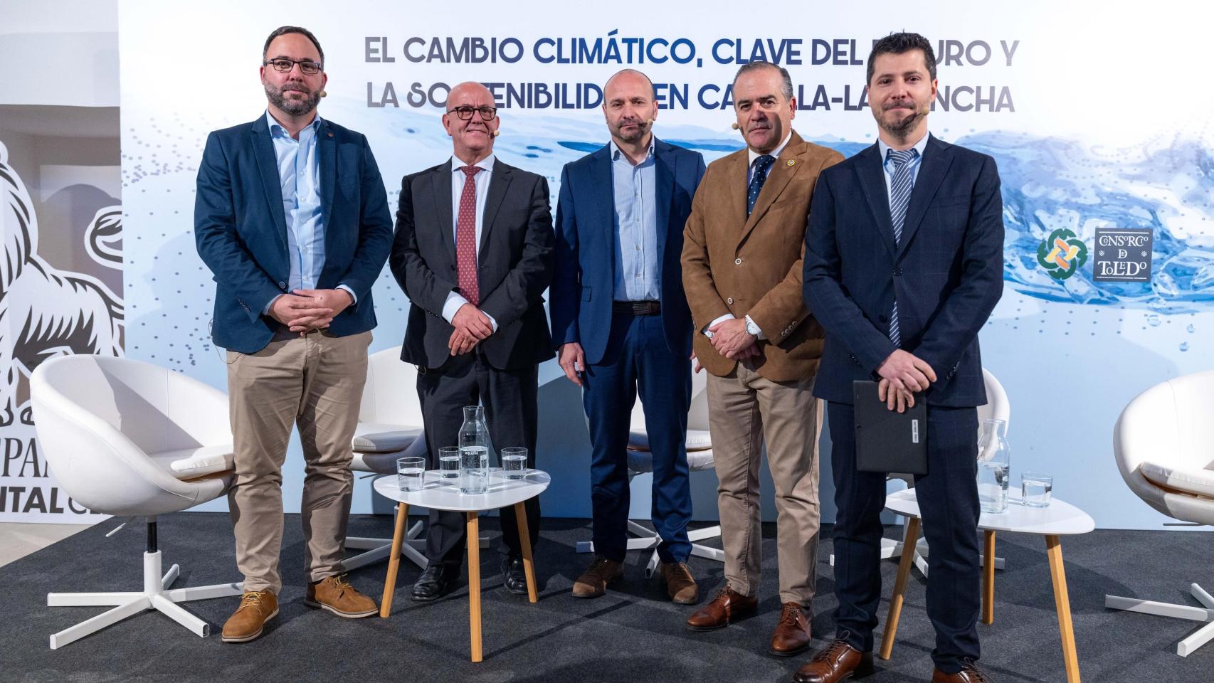 Javier Navarro, alcalde de Tomelloso; Emilio Bravo, alcalde de Mora; Emilio Bravo, alcalde de Mora; Antonio Gutiérrez, delegado de Aqualia en Ciudad Real; José Julián Gregorio, alcalde de Talavera de la Reina y Alberto Morlanes, director de EL ESPAÑOL - EL DIGITAL CLM.