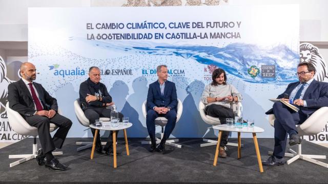 Javier Ruiz, director provincial de Onda Cero en Ciudad Real moderó la mesa dedicada a las infraestructuras hidráuilicas.