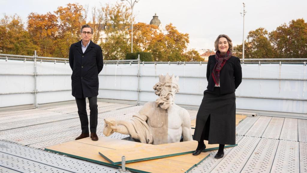 Juan Alonso Lomás, de L'Oréal y Marta Rivera de la Cruz, delegada de cultura del ayuntamiento de Madrid visitando Neptuno.