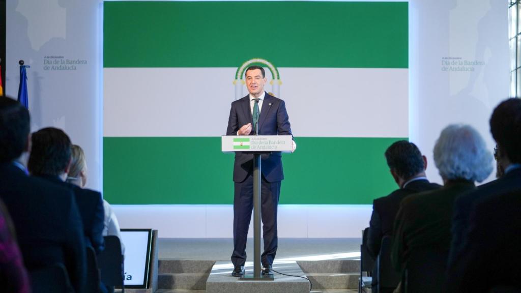 El presidente del Gobierno andaluz, Juanma Moreno, este miércoles en el palacio de San Telmo durante el Día de la Bandera.