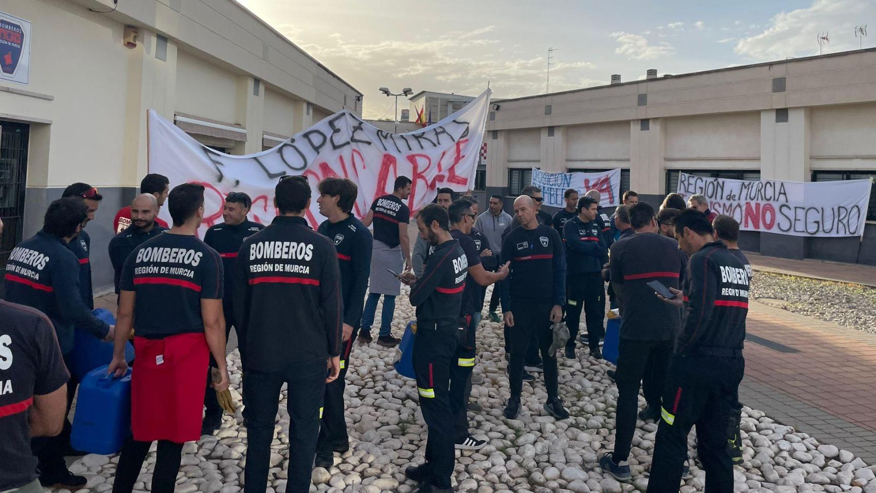 La protesta de este martes en la sede del CEIS.