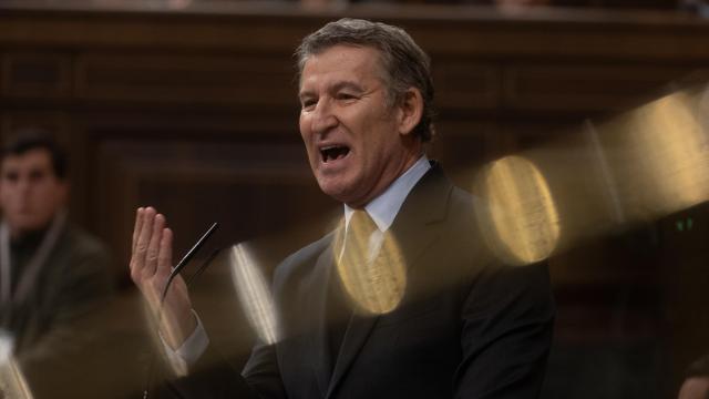 Alberto Núñez Feijóo, presidente del PP, en el atril durante un pleno del Congreso.