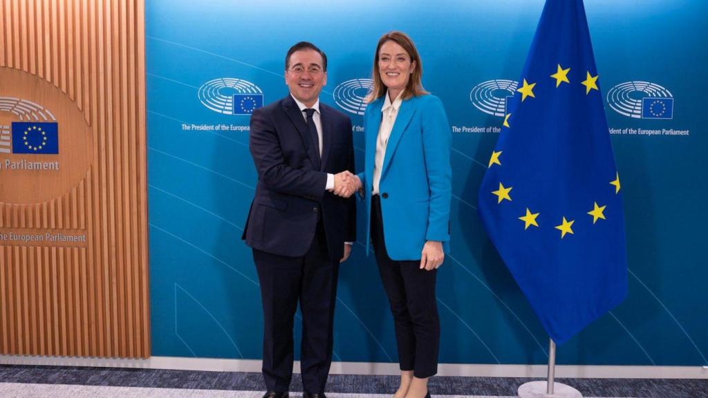 El ministro de Exteriores, José Manuel Albares, y la presidenta de la Eurocámara, Roberta Metsola, durante su reunión de este miércoles en Bruselas