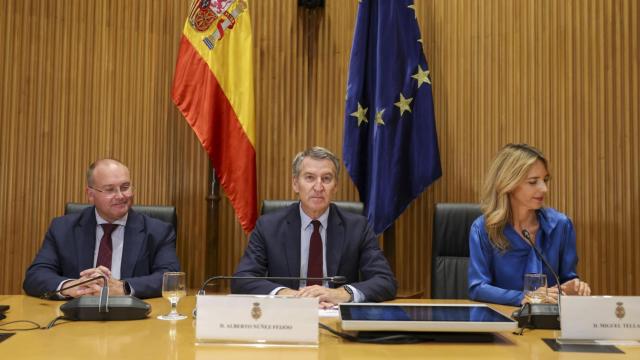 Miguel Tellado, Alberto Núñez Feijóo y Cayetana Álvarez de Toledo este miércoles en el Congreso.