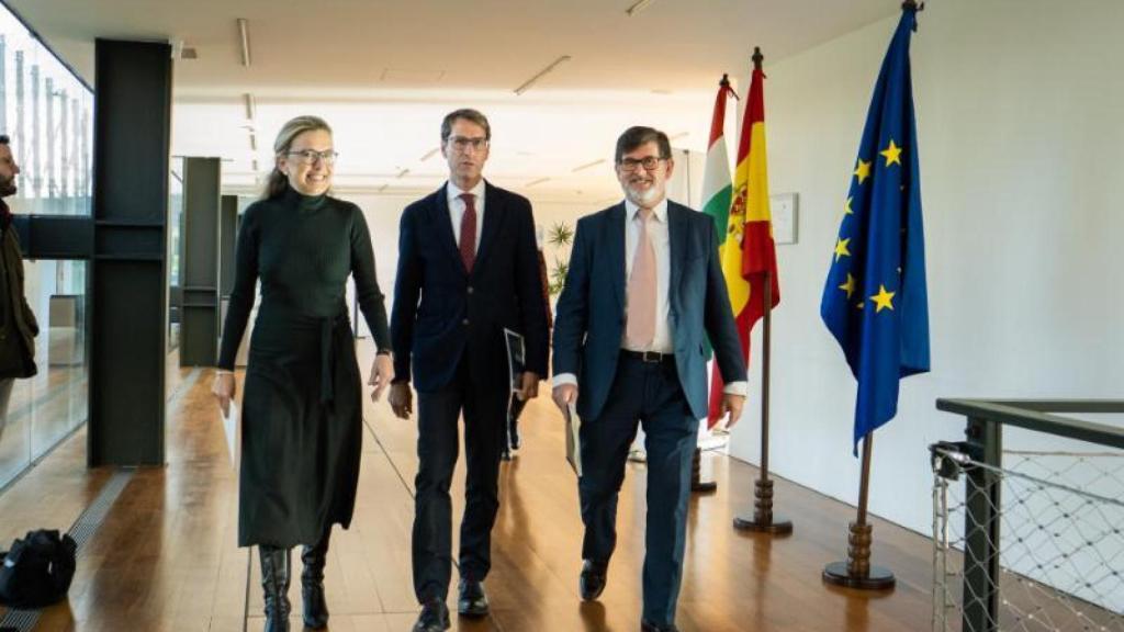 El presidente riojano, Gonzalo Capellán, en el centro, escoltado por la consejera Belinda León y el director general Amadeo Lázaro.