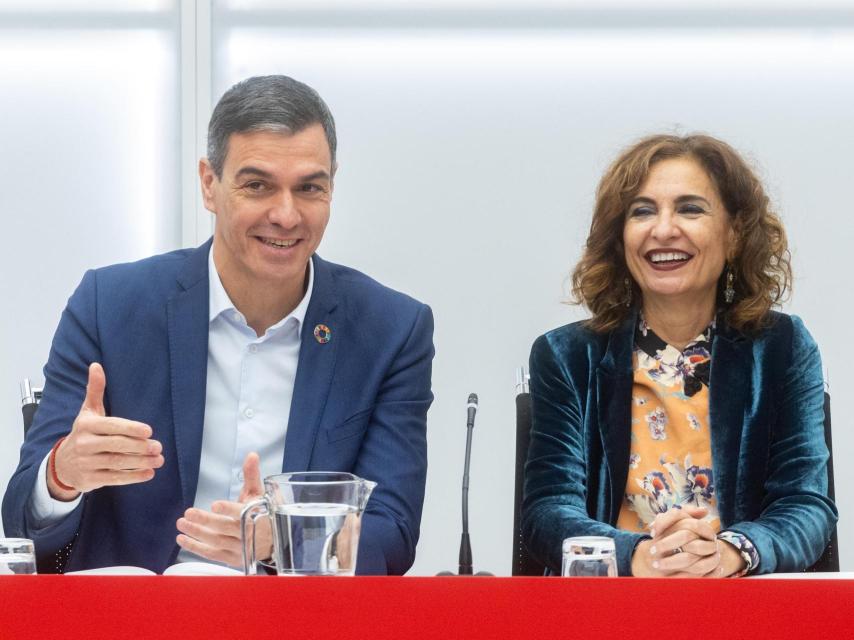 El secretario general del PSOE y presidente del Gobierno, Pedro Sánchez, y la vicepresidenta primera del Gobierno y vicesecretaria general del PSOE, María Jesús Montero.