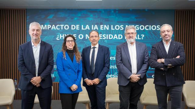 De izquierda a derecha: César Corachán (Enagás), Elisa Mendívil Miral (Siemens Mobility), Isidoro Gutiérrez (Grupo Oesía), José Miguel González Aguilera (Ayuntamiento de Madrid) y Javier Casado (Santalucía)