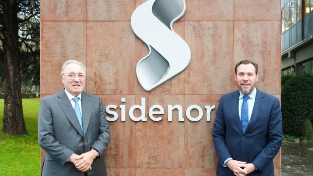 El presidente de Sidenor, José Antonio Jainaga, y el ministro de Transportes, Óscar Puente.