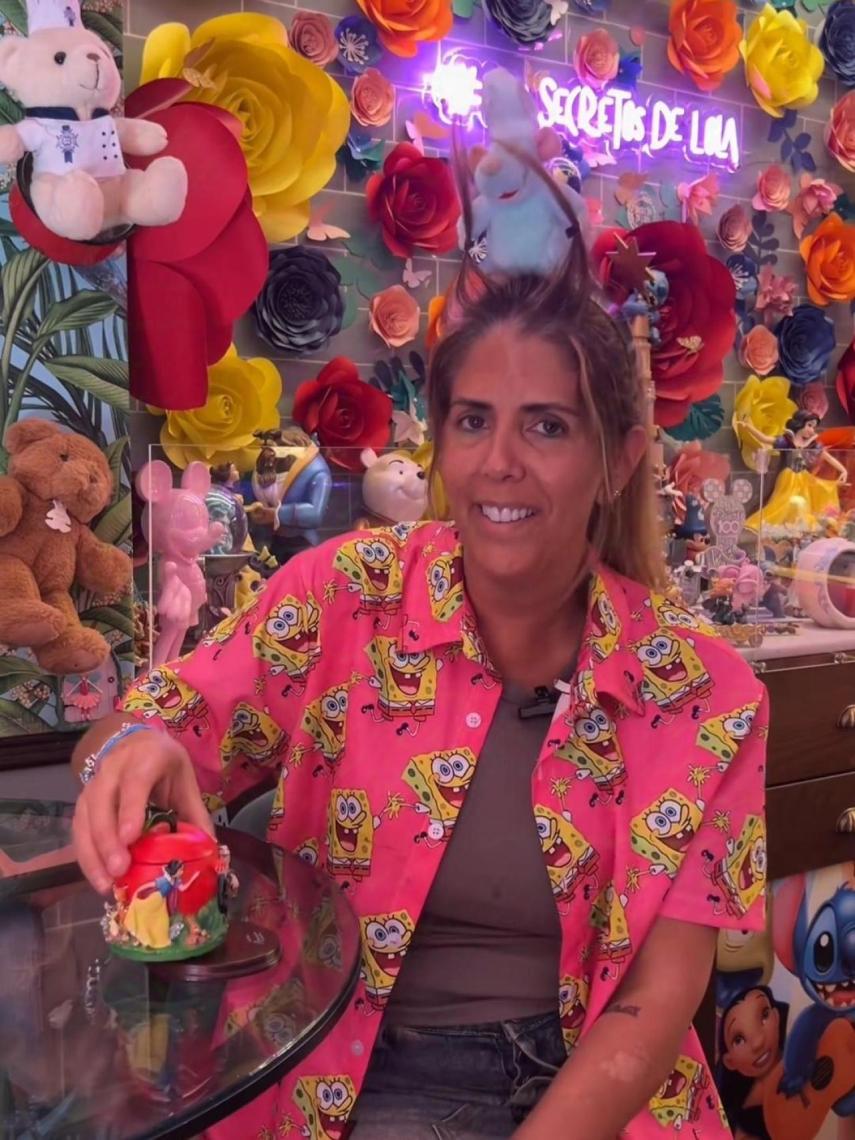 Lola Pereira con el primer objeto de Disney que tuvo.